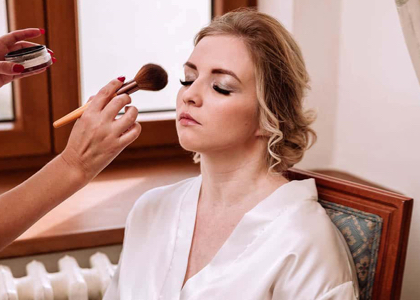 Make-up, účes