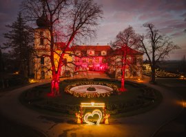 Světla lásky - romanticky nasvícený zámecký park