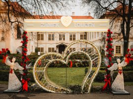 Světla lásky - romanticky nasvícený zámecký park