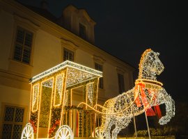 Světla lásky - romanticky nasvícený zámecký park