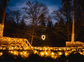 Světla lásky - romanticky nasvícený zámecký park