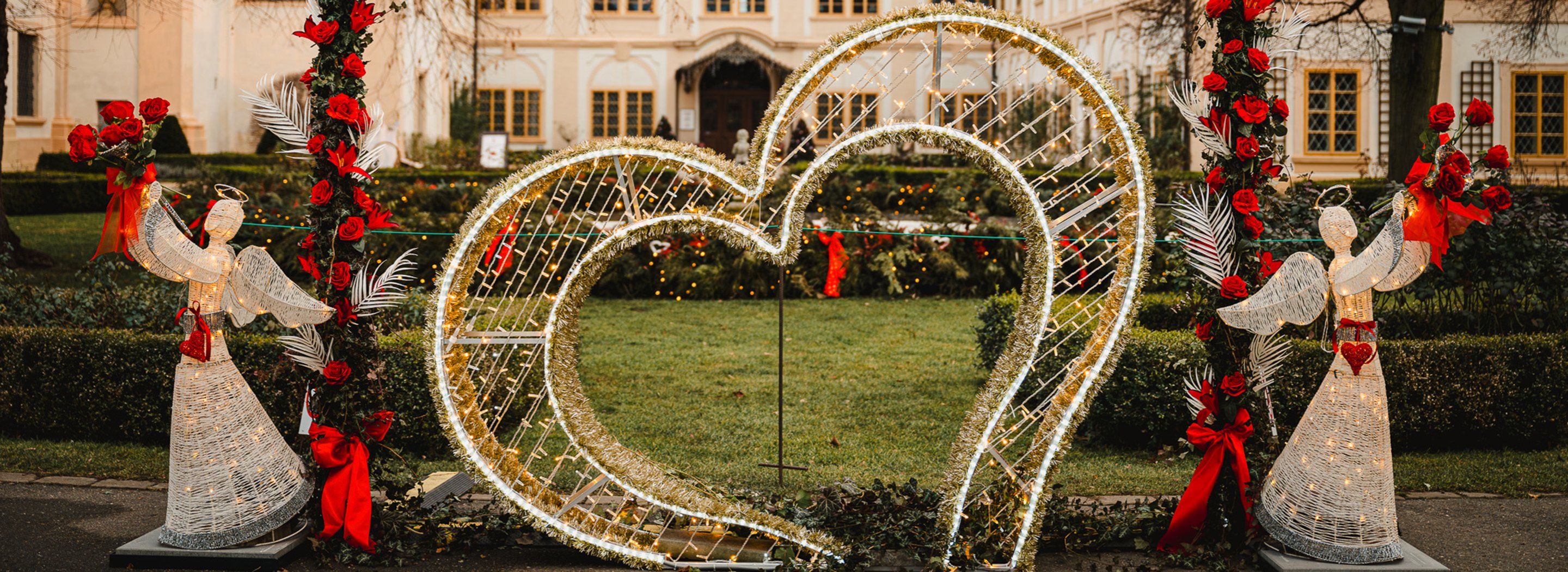 Světla lásky - romanticky nasvícený zámecký park