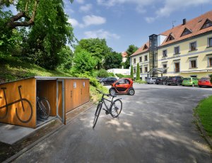 Možná přijde vhod: Cyklovýbava v hotelové kolárně je po zimní generálce